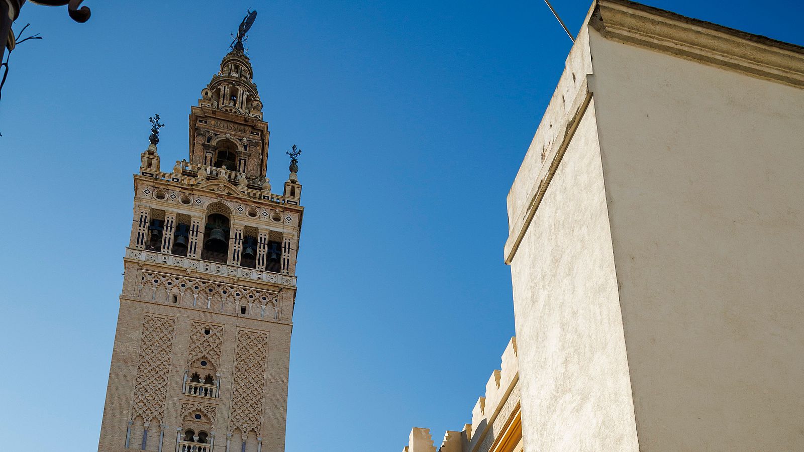 El viento derriba un remate de La Giralda, un jarrón de azucenas de hierro forjado