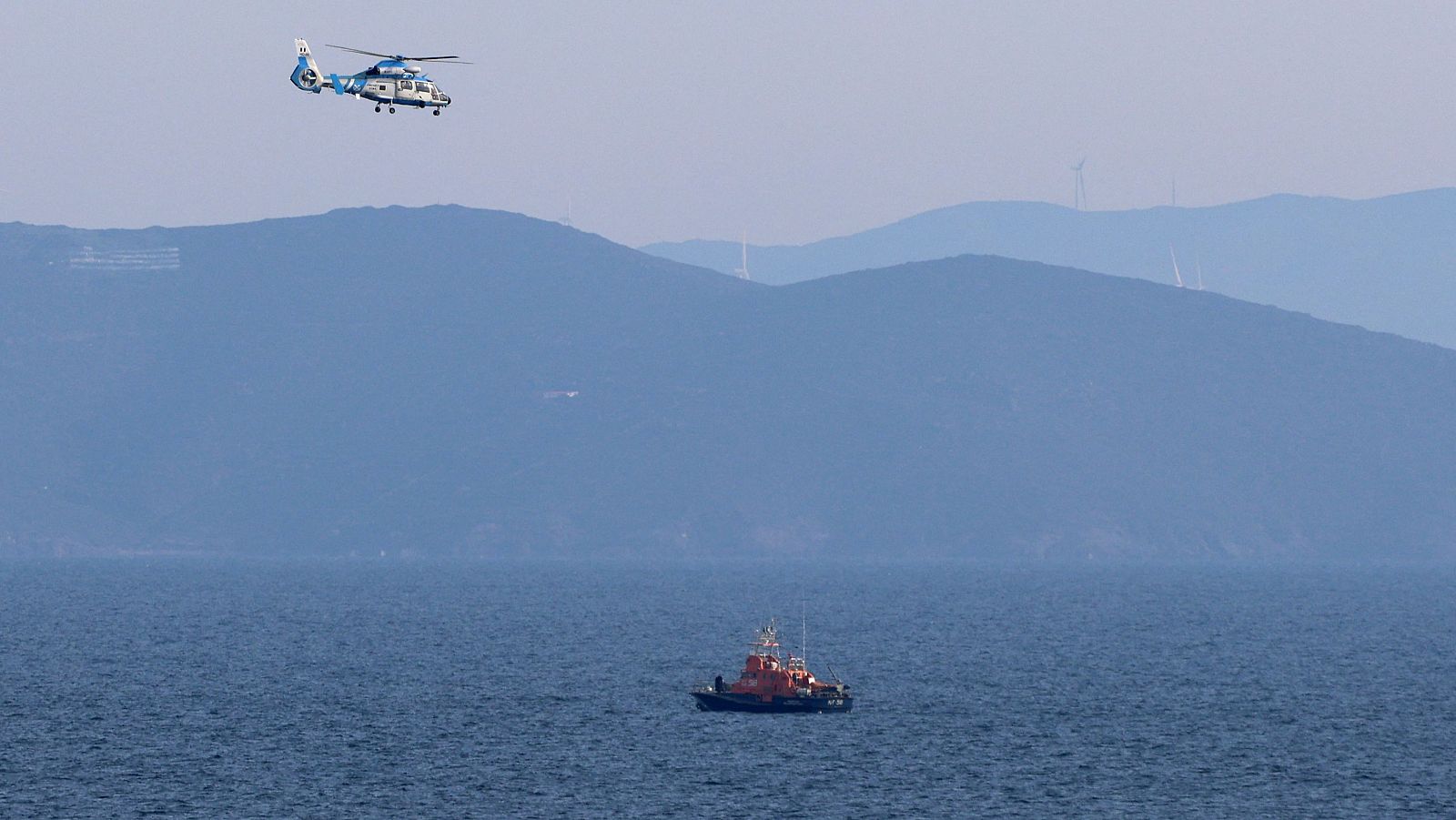 La guardia costera griega tras la colisión de un barco de inmigrantes