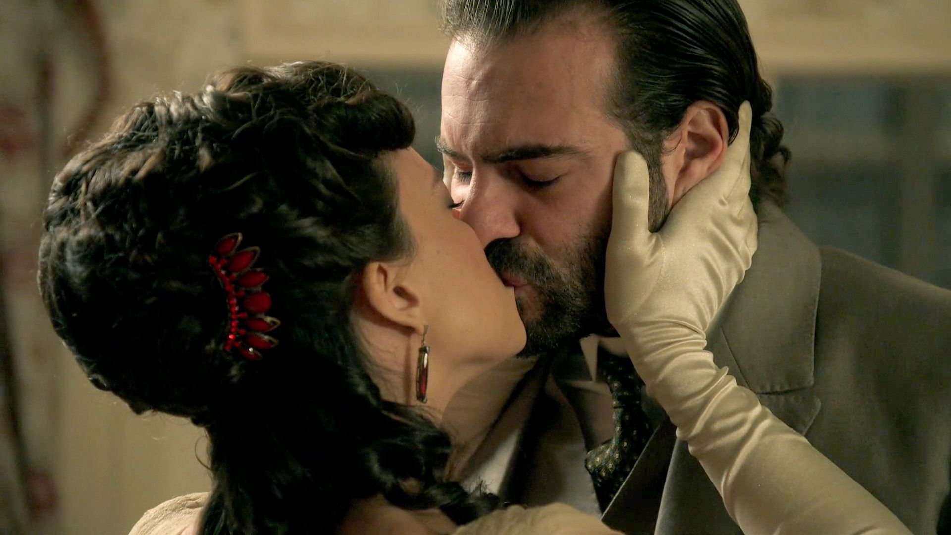 La Promesa - Martina regresa a La Promesa y besa a Adriano