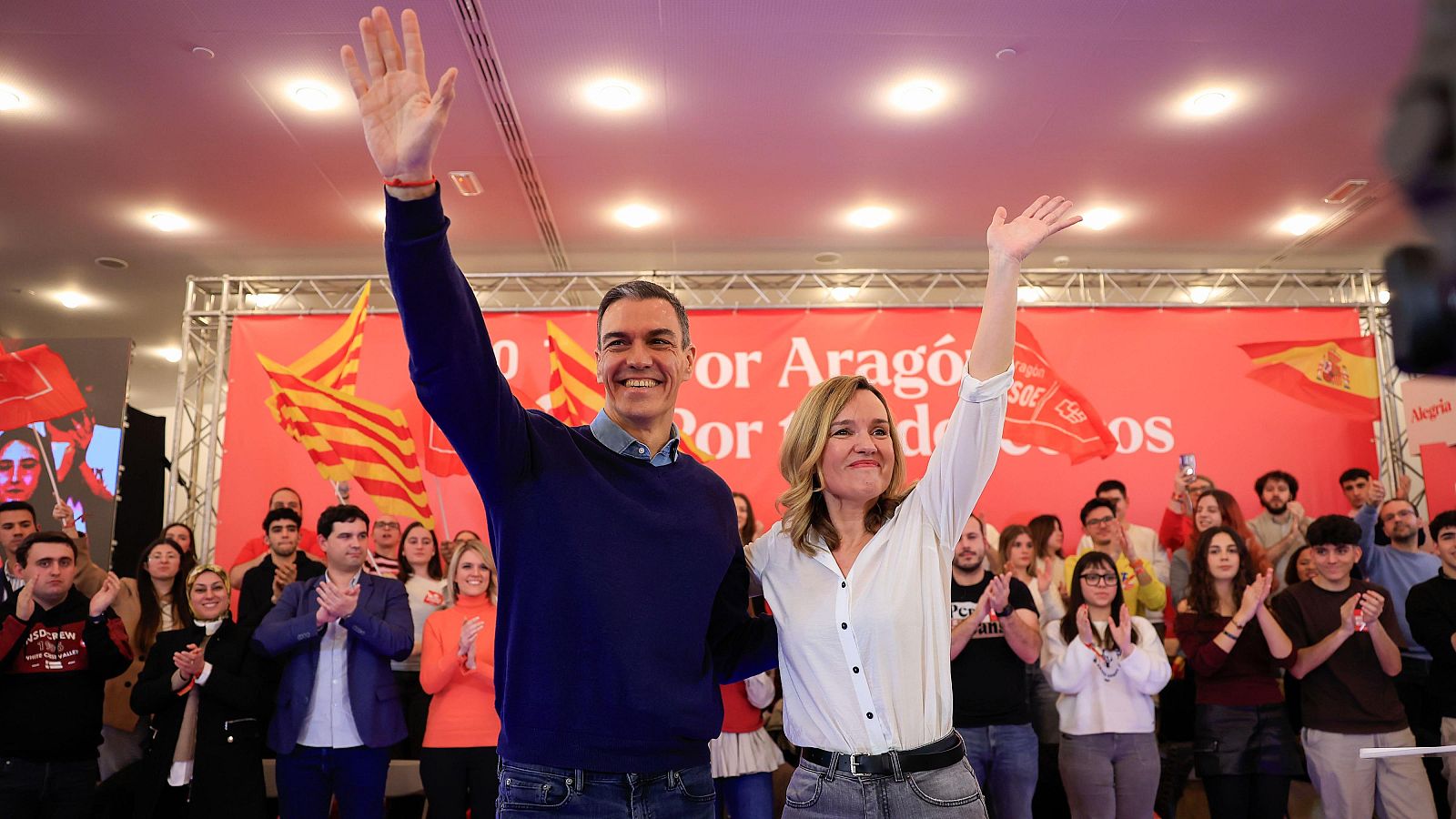 El presidente del Gobierno, Pedro Sánchez, saluda junto a la candidata del PSOE a la Presidencia de Aragón, Pilar Alegría