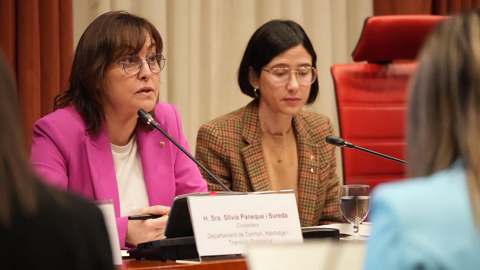 La consellera de Territori, Sílvia Paneque, compareix en comissió al Parlament per l'accident ferroviari de Gelida al costat de la consellera d'Interior, Núria Parlon