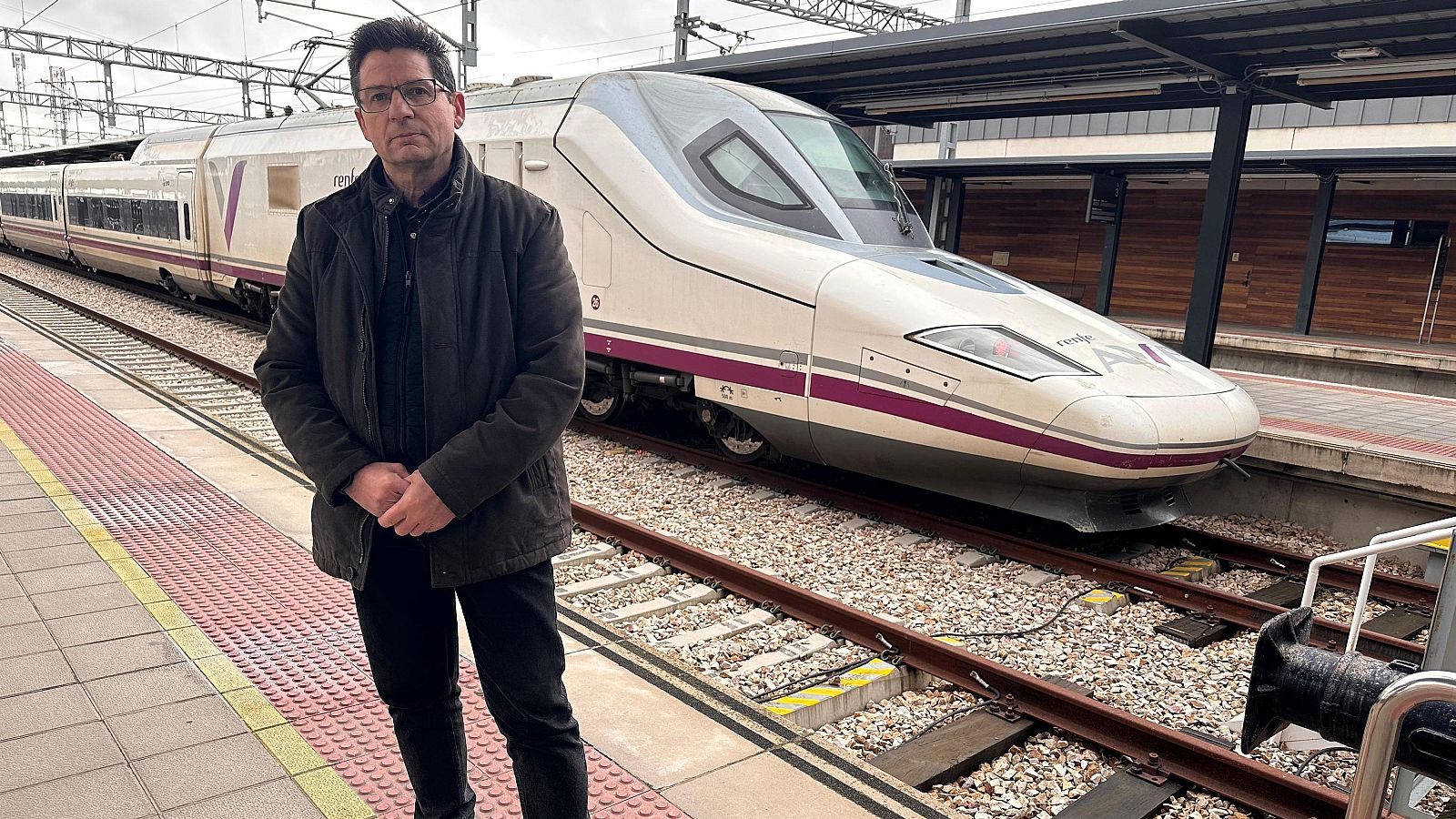 Gerardo, maquinista de profesión, posa ante un tren de alta velocidad