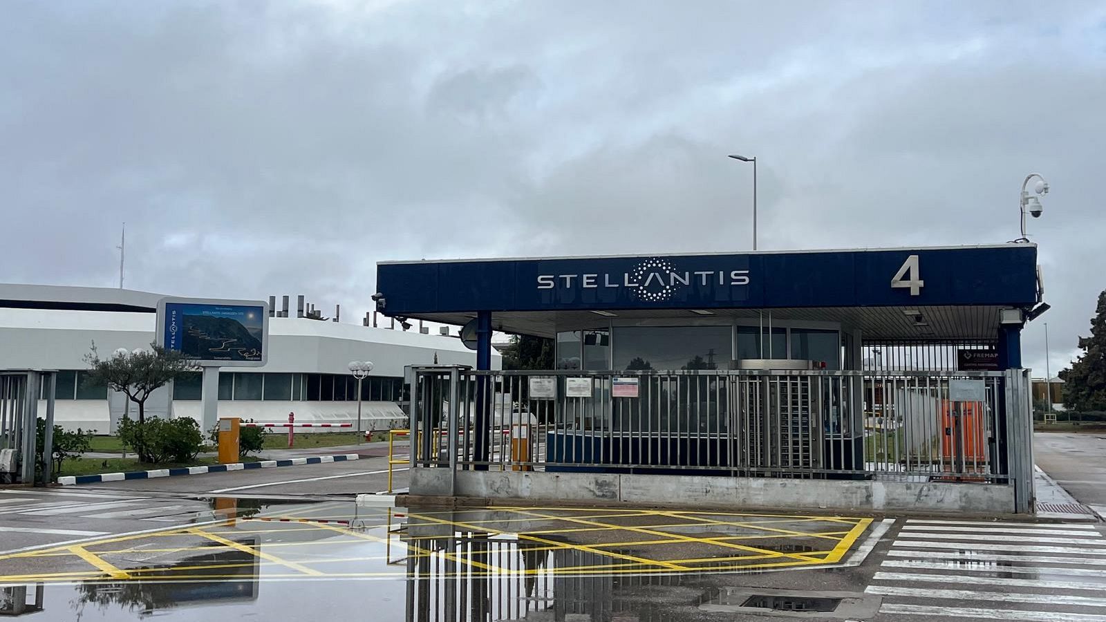 Una de las entradas de la fábrica de Stellantis en Figueruelas (Zaragoza).