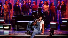 Alba Flores culmina su catarsis personal y familiar cantando por primera vez en directo en La Revuelta: "Es el último paso"