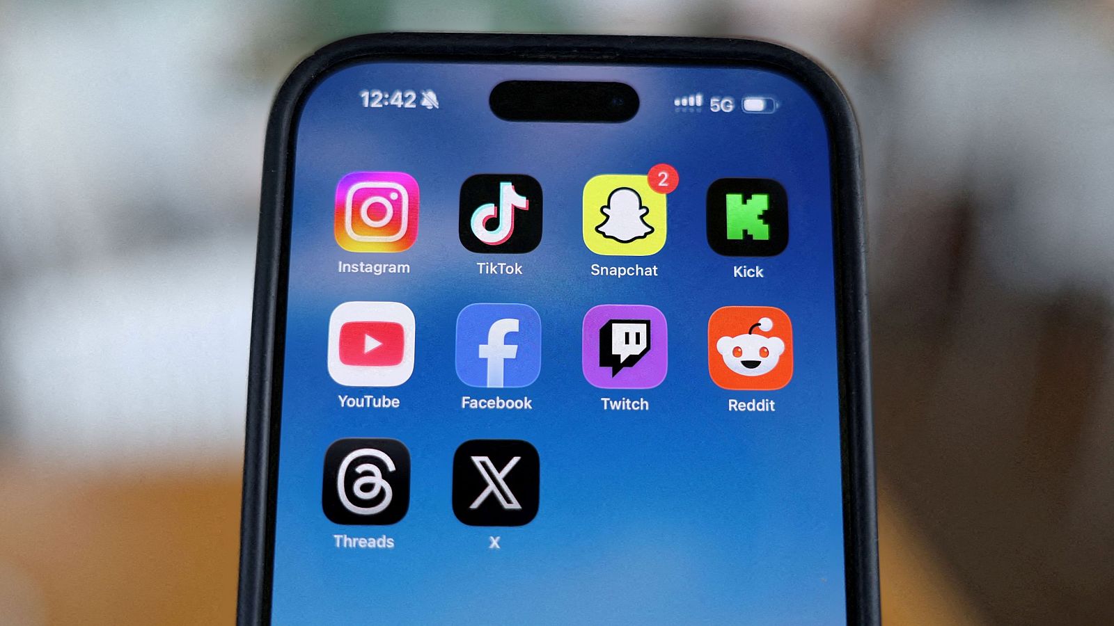 Bruselas determina que TikTok tiene un diseño adictivo que debe cambiar porque daña el bienestar de los menores