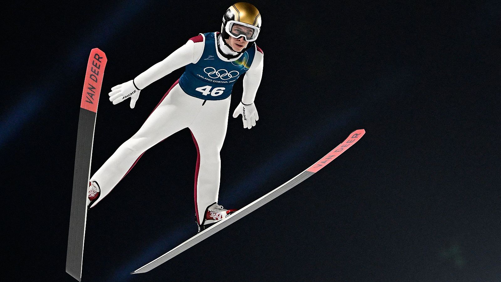 El saltador austríaco Daniel Tschofenig durante un entrenamiento en el Predazzo Ski Jumping Stadium de Trento.