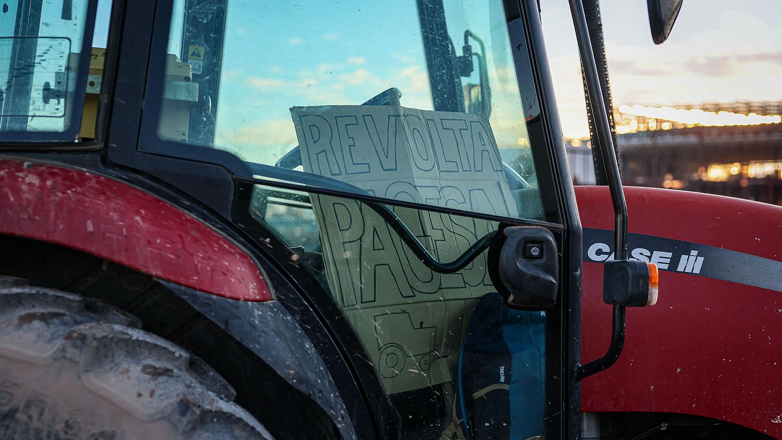 Un tractor amb el cartell de Revolta Pagesa