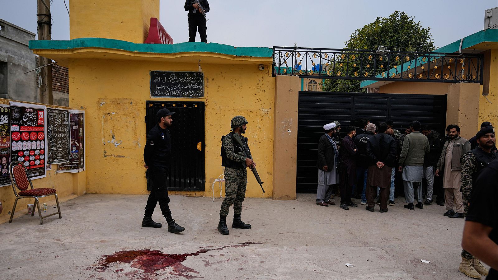 Lugar del atentado en una mezquita en Pakistán