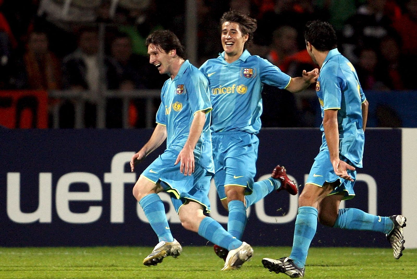 El jugador argentino del FC Barcelona Lionel Messi  celebra con sus compañeros tras conseguir anotar un gol para su equipo ante el Shakhtar Donetsk.
