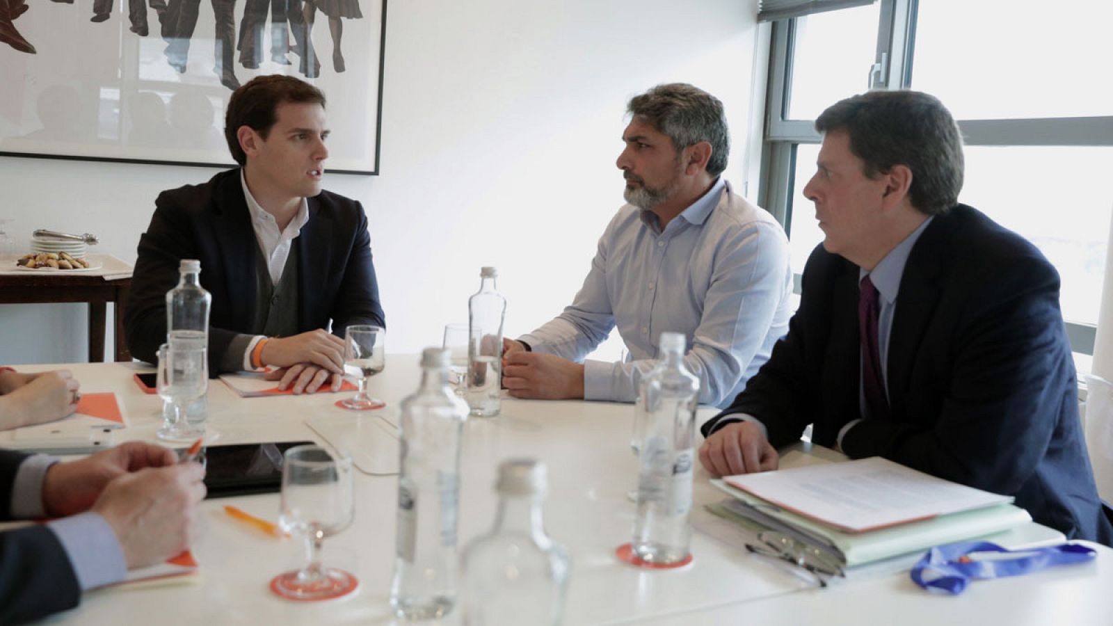 Albert Rivera, durante la reunión que ha mantenido con Juan Carlos Quer y Juan José Cortés, este viernes en el Congreso de los Diputados