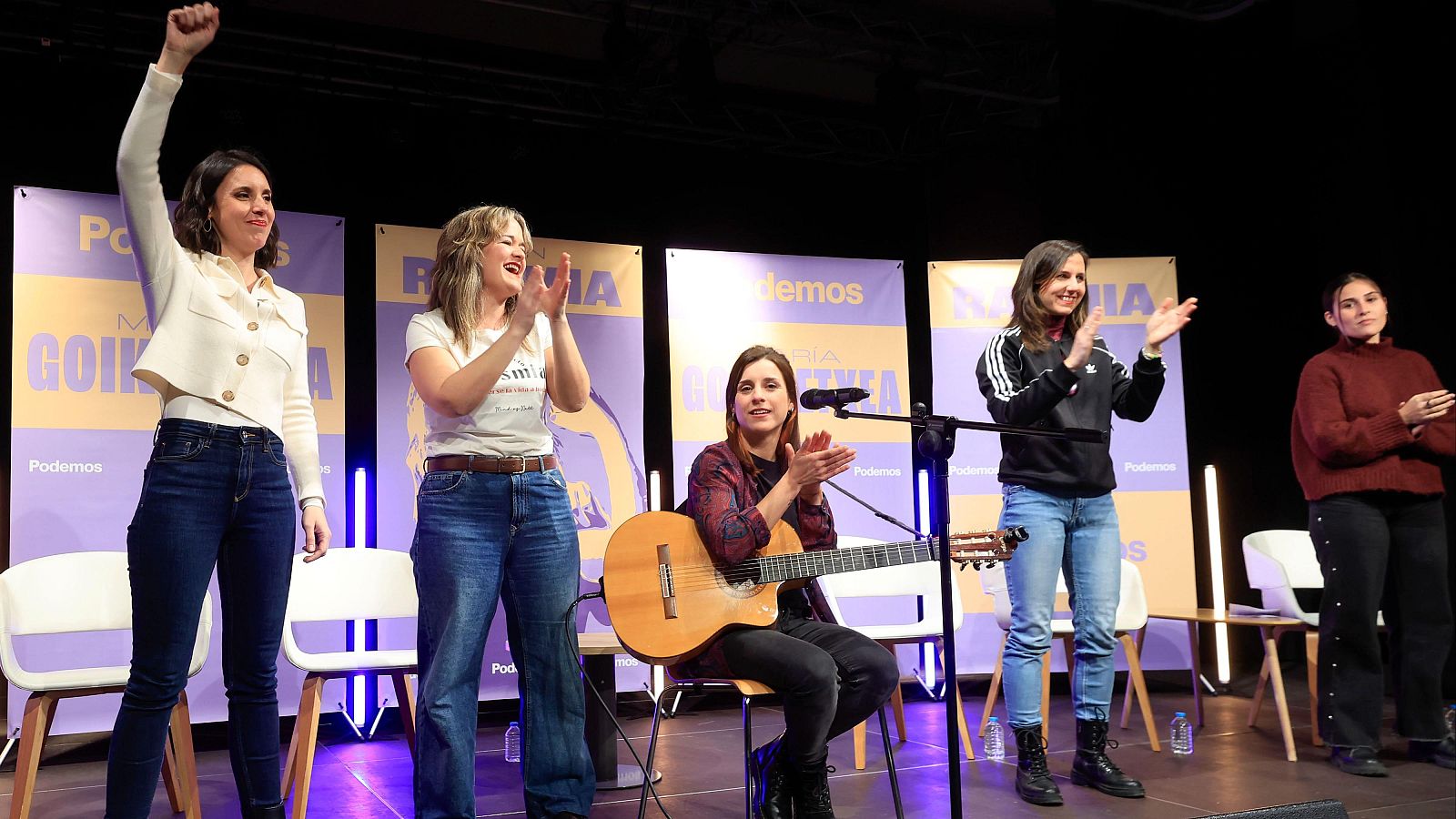 La candidata de Podemos a las elecciones aragonesas, María Goikoetxea (2i), junto a la secretaria general del partido, Ione Belarra (2d), y la eurodiputada Irene Montero (i)