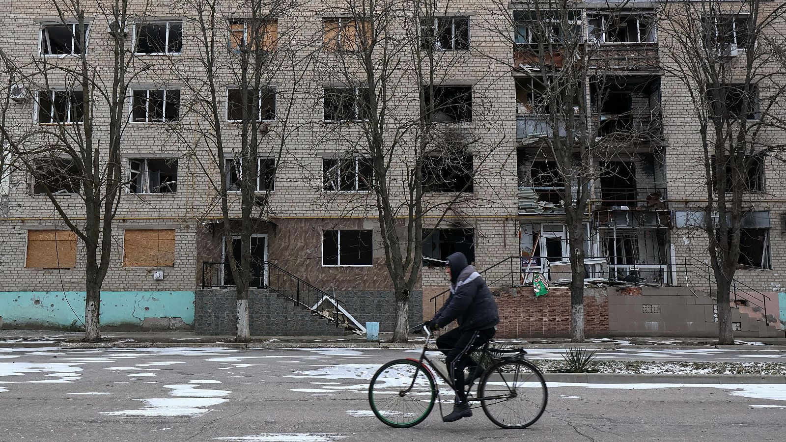 Una persona en bicicleta en Orikhiv, en la región ucraniana de Zaporiyia