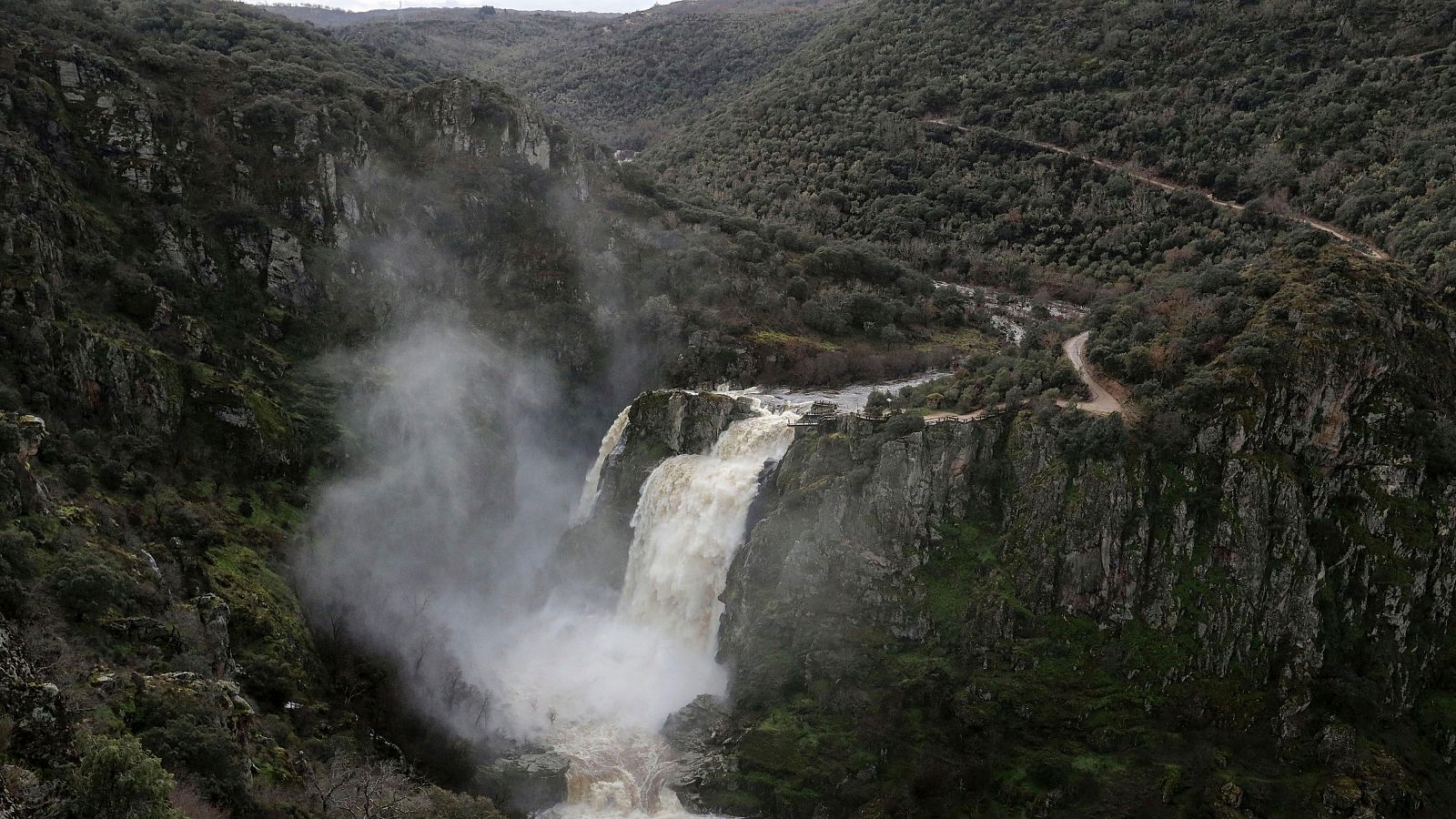 El Pozo de los Humos visto desde la localidad salmantina de Pereña ofrece el espectáculo del agua