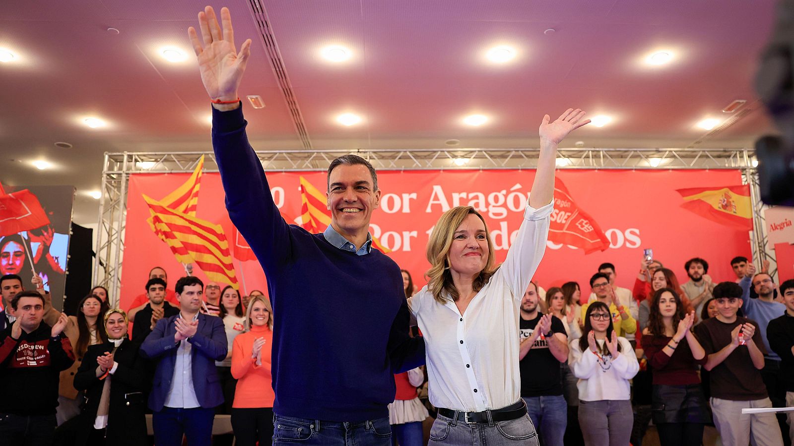 El presidente del Gobierno, Pedro Sánchez, asiste al acto de cierre de campaña de la candidata del PSOE a la Presidencia de Aragón, Pilar Alegría, celebrado en Zaragoza este viernes.