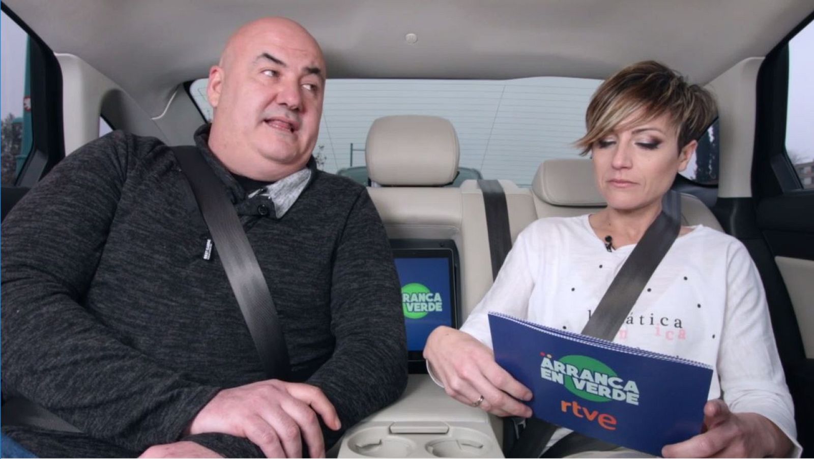 Sara Escudero con un participante del programa