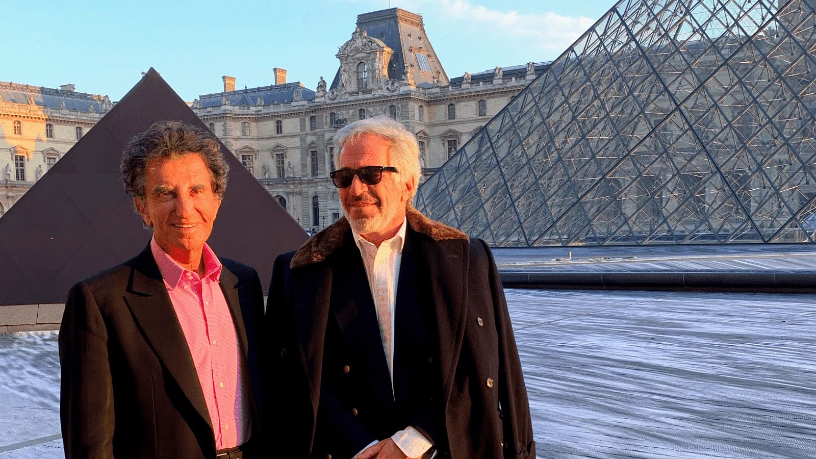 Jeffrey Epstein y el ex ministro de Cultura Jack Lang en el Louvre, en Paris
