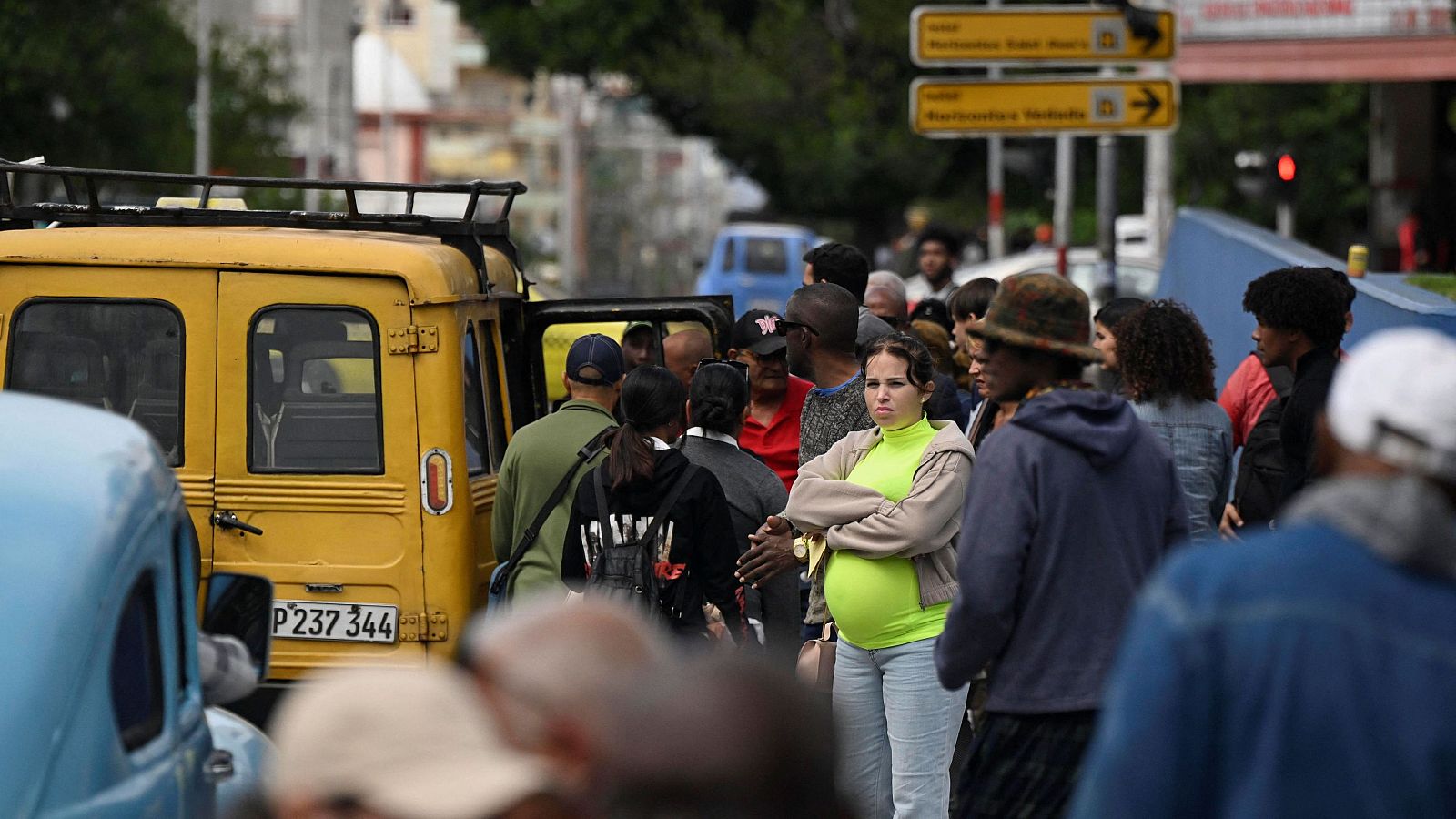 Un grupo de personas esperan transporte en Cuba tras el bloqueo al suministro de petróleo por parte de EE. UU. y las medidas de racionamiento para combatirlo del Gobierno cubano.