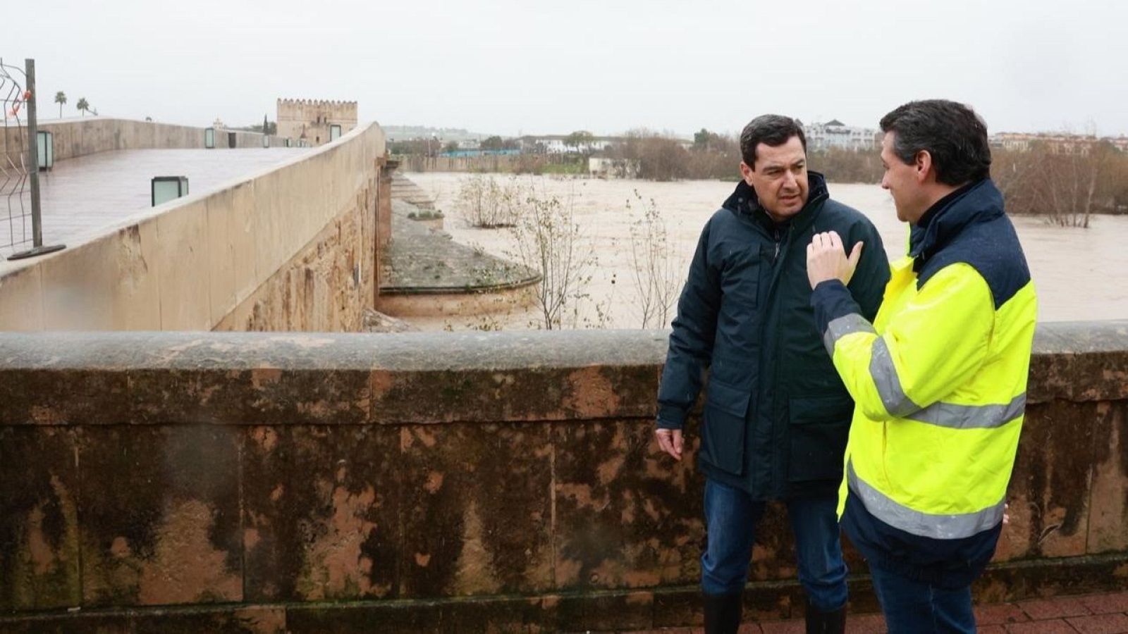 El presidente de la Junta de Andalucía, Juanma Moreno, junto al alcalde de Córdoba José María Bellido