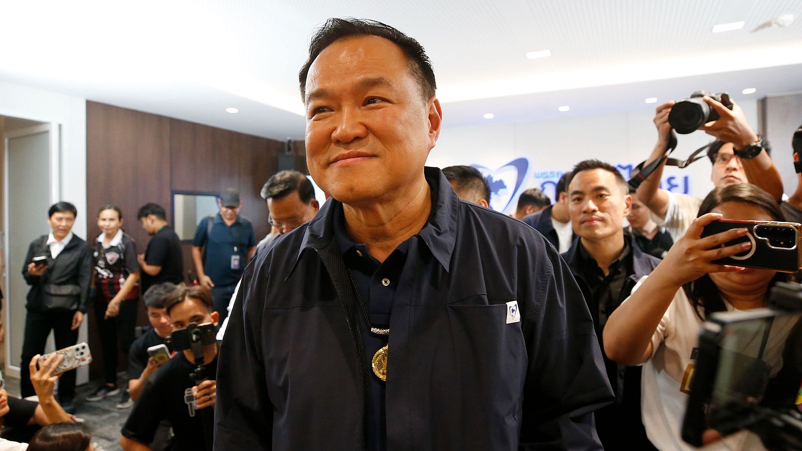 El partido conservador del primer ministro lidera el recuento y los tailandeses apuestan por una nueva Constitución