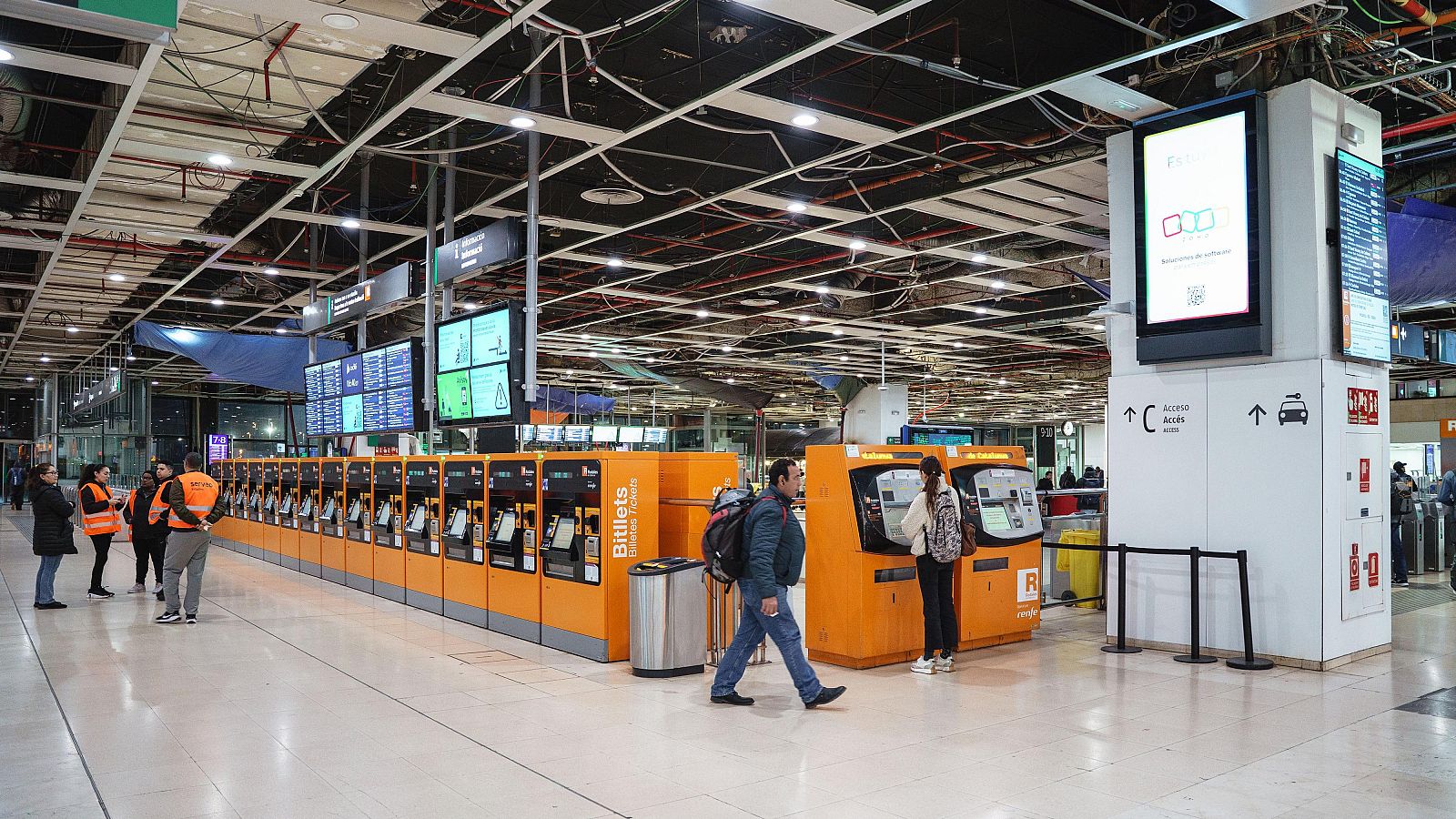 Vestíbul de l’estació de Sants amb pocs usuaris en el primer dia de vaga de maquinistes (ACN | Marc Font)