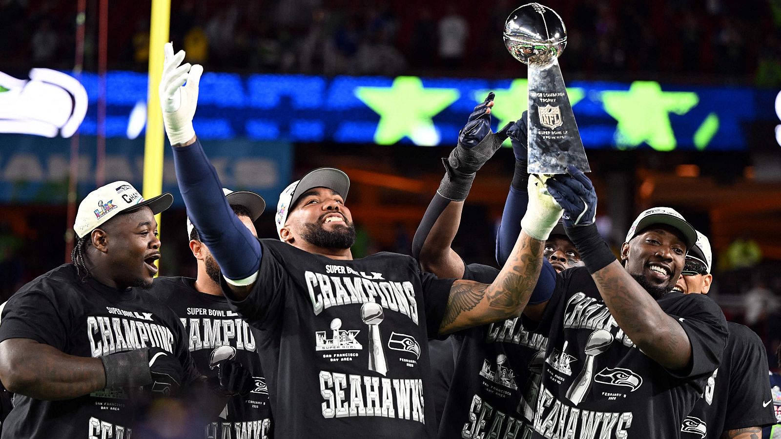 Los jugadores de los Seattle Seahawks celebran el título conquistado en la final de la Super Bowl.