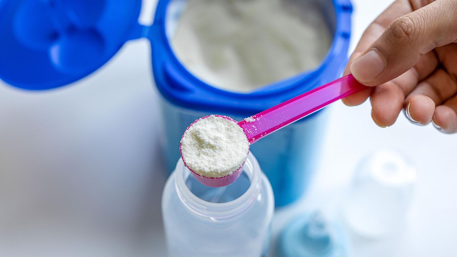 Investigan la relación entre el ingreso hospitalario de cinco bebés y el consumo de leche en polvo.