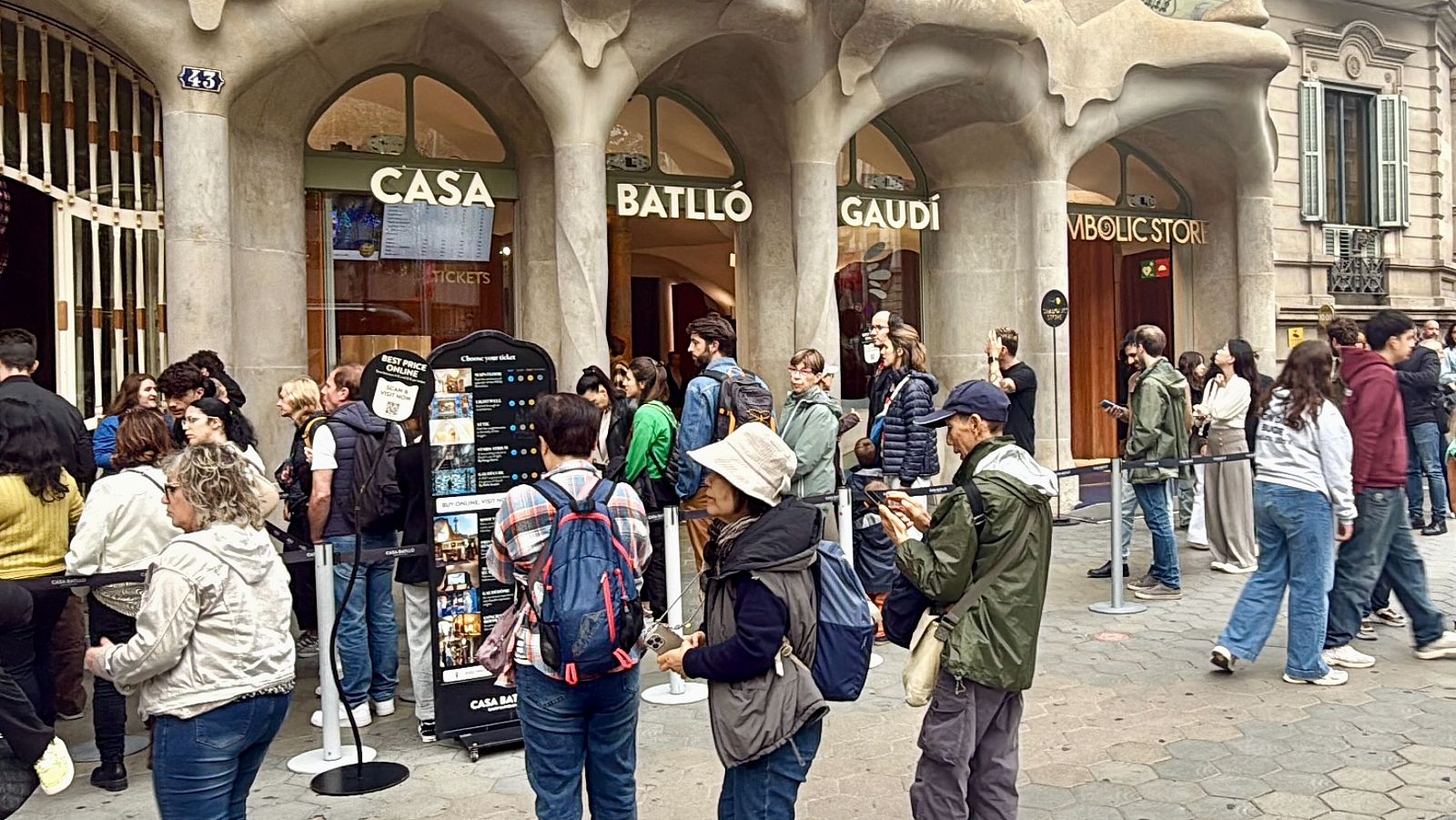 Turistes davant de la Casa Batlló d'Antoni Gaudí al Passeig de Gràcia