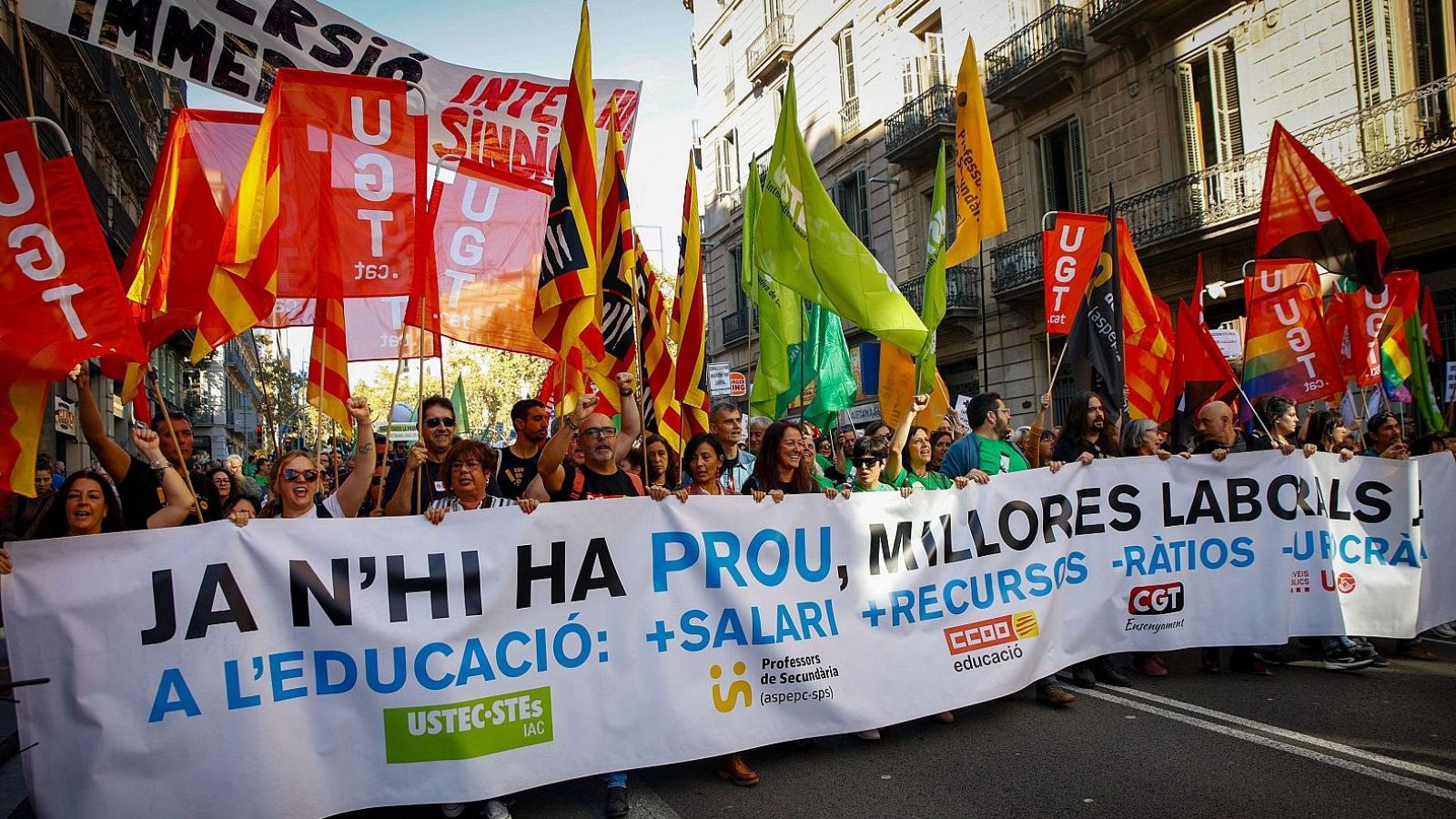 Capçalera de la manifestació per reivindicar millores salarials i laborals del novembre del 2025