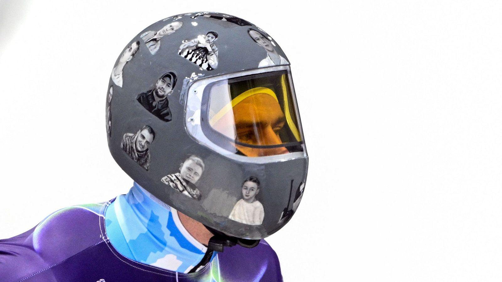 Heraskevych lleva un casco homenaje a víctimas ucraniana de la guerra con Rusia