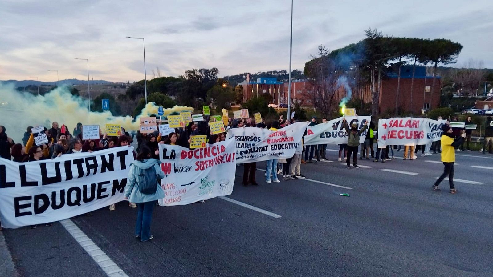 Docents tallant la C-58 a l’alçada de Sant Quirze del Vallès | ACN