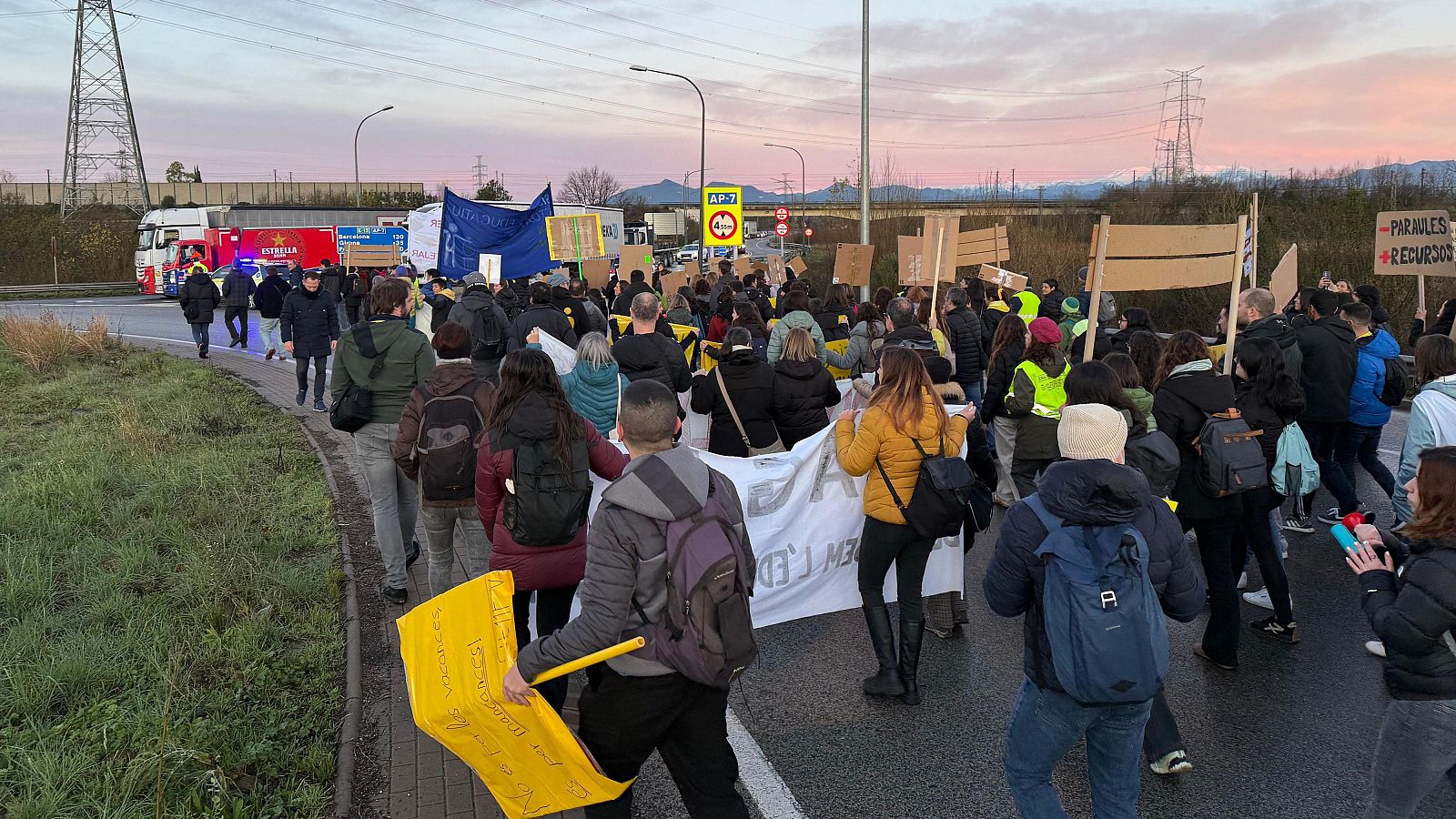 Els manifestants tallant la rotonda de Borrassà | ACN