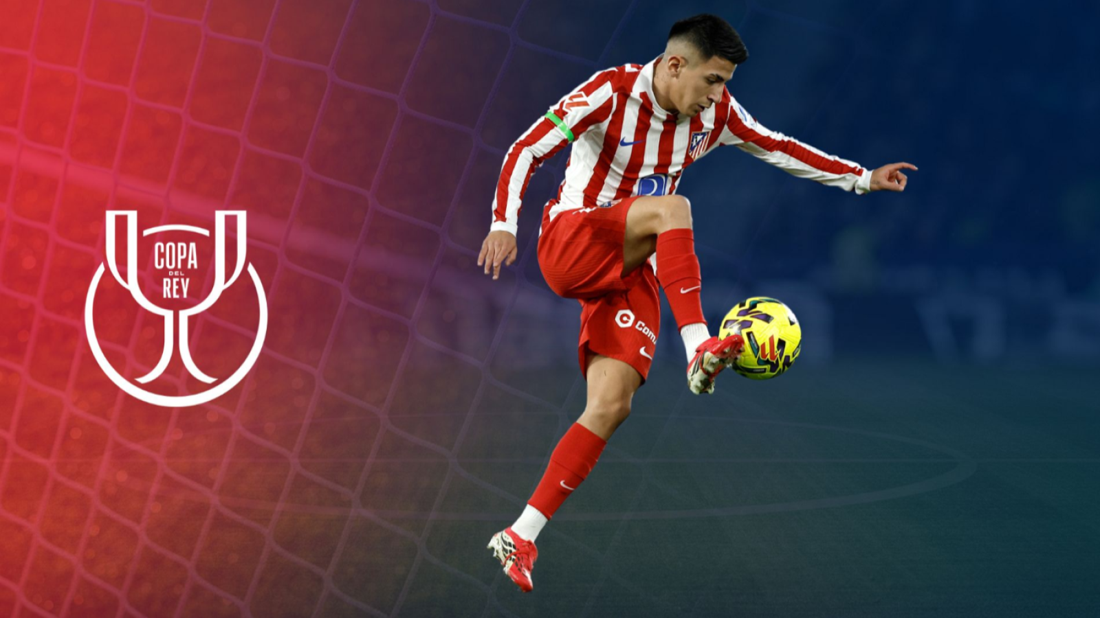 Un jugador de fútbol, vestido con la equipación rojiblanca, domina el balón con el pie. Lleva una cinta con los colores de la bandera española en el brazo y el logo de la Copa del Rey es visible en el fondo.