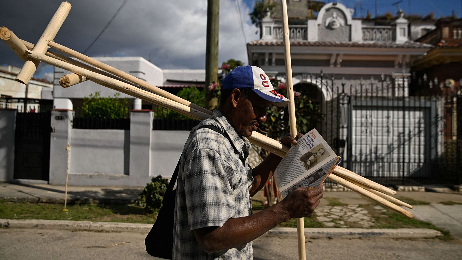 Un vendedor ambulante lee una revista, mientras el gobierno comunista de Cuba detalla un amplio plan para garantizar el suministro de combustible a sectores clave.