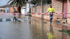 El agua del río Bullaque provoca inundaciones en dos municipios de Ciudad Real, donde trabaja la UME
