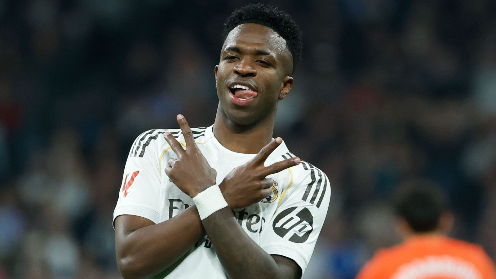 Promoción de la narración en directo de un partido de fútbol, con los escudos de dos equipos y los logos de la liga y la cadena de televisión. El diseño utiliza colores y elementos relacionados con el fútbol.