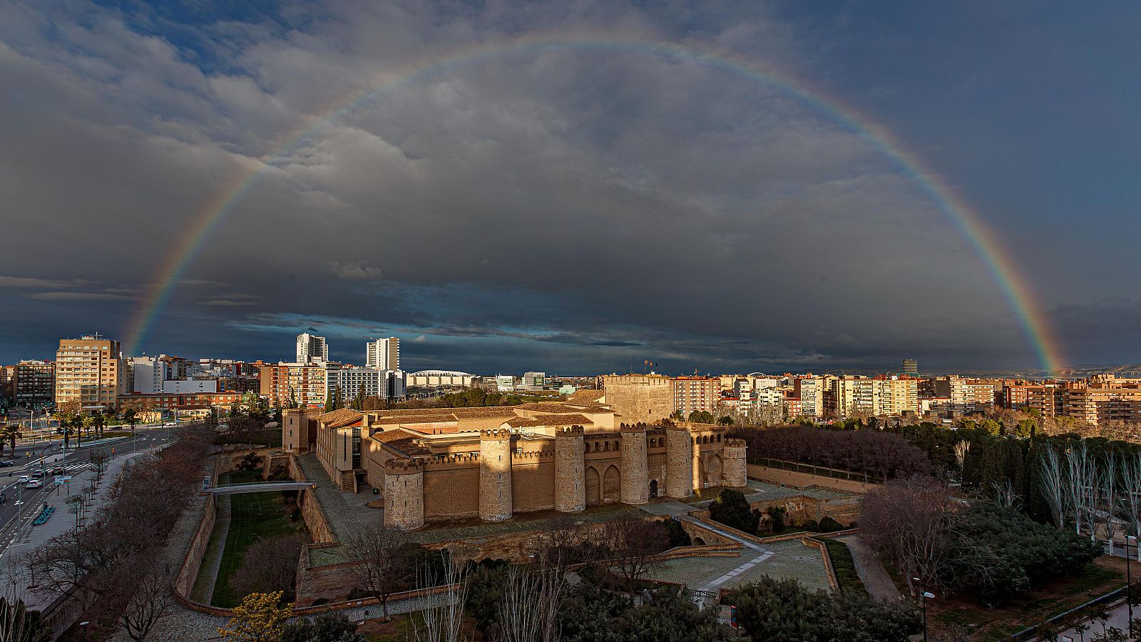 Un arco iris formado este sábado sobre la ciudad de Zaragoza.