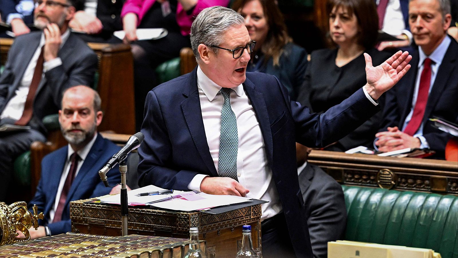 Keir Starmer hablando durante la sesión semanal de preguntas al primer ministro de Reino Unido