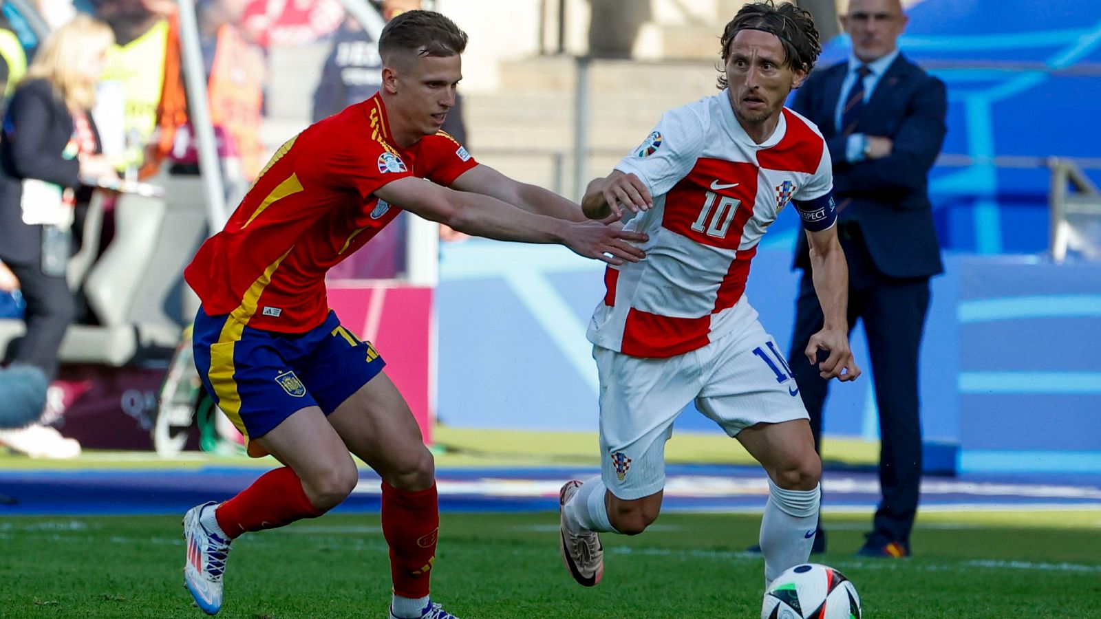 El centrocampista de la selección española Dani Olmo (i) disputa el balón ante Luka Modric (d), centrocampista de la selección croata, durante el partido del grupo B de la Eurocopa 2024 entre España y Croacia en Berlín.