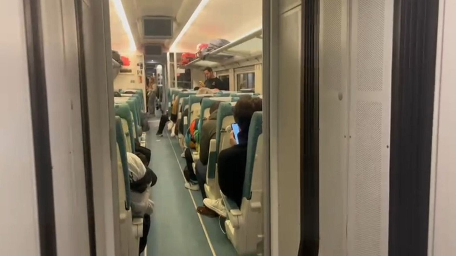 Interior del tren Alvia que ha arrollado a un vehículo cerca de Talavera de la Reina