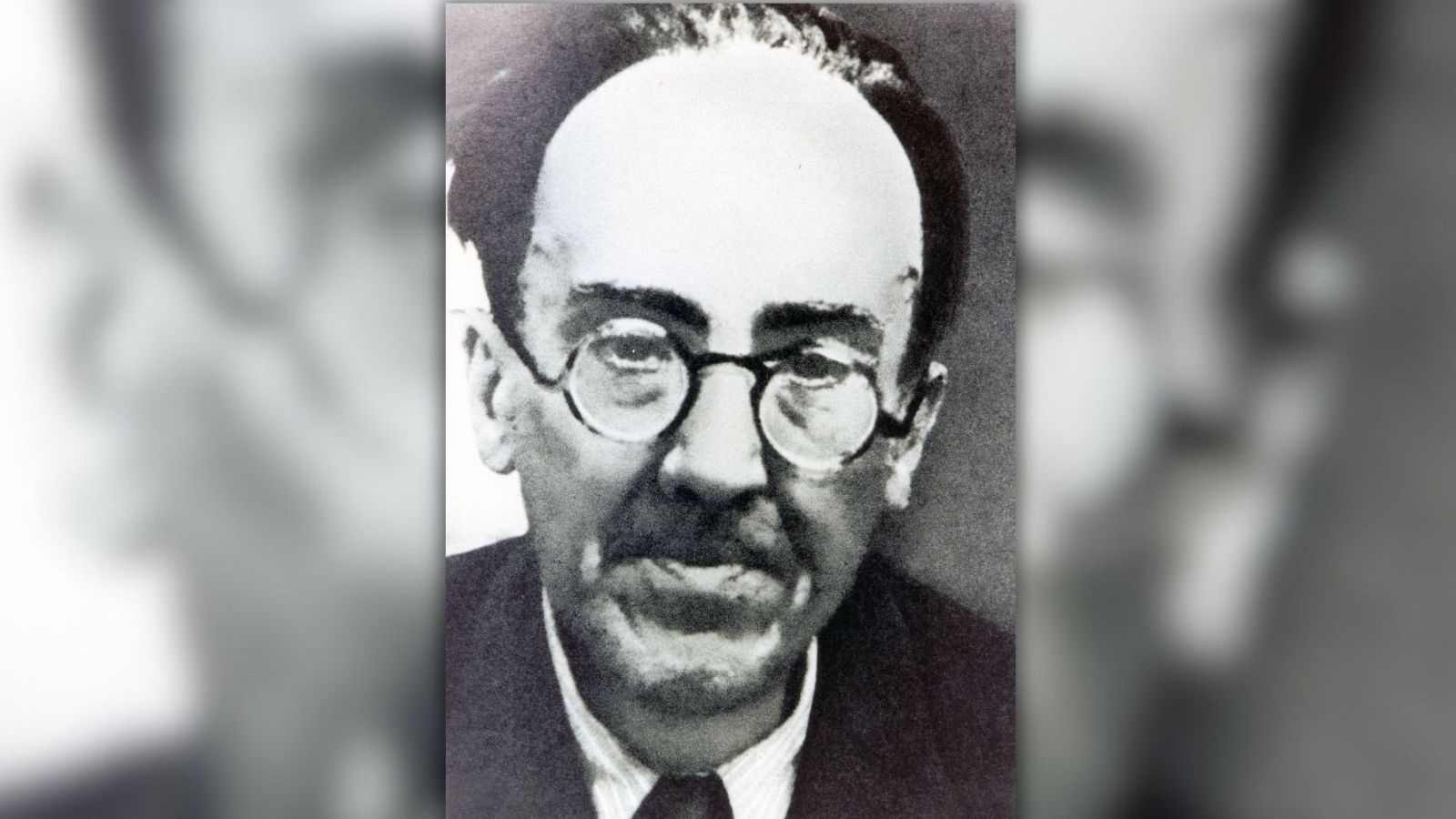 Retrato en blanco y negro de un hombre mayor con gafas redondas, bigote fino y traje oscuro. La fotografía, tomada a finales de enero de 1939, es la última imagen conocida antes de su muerte.