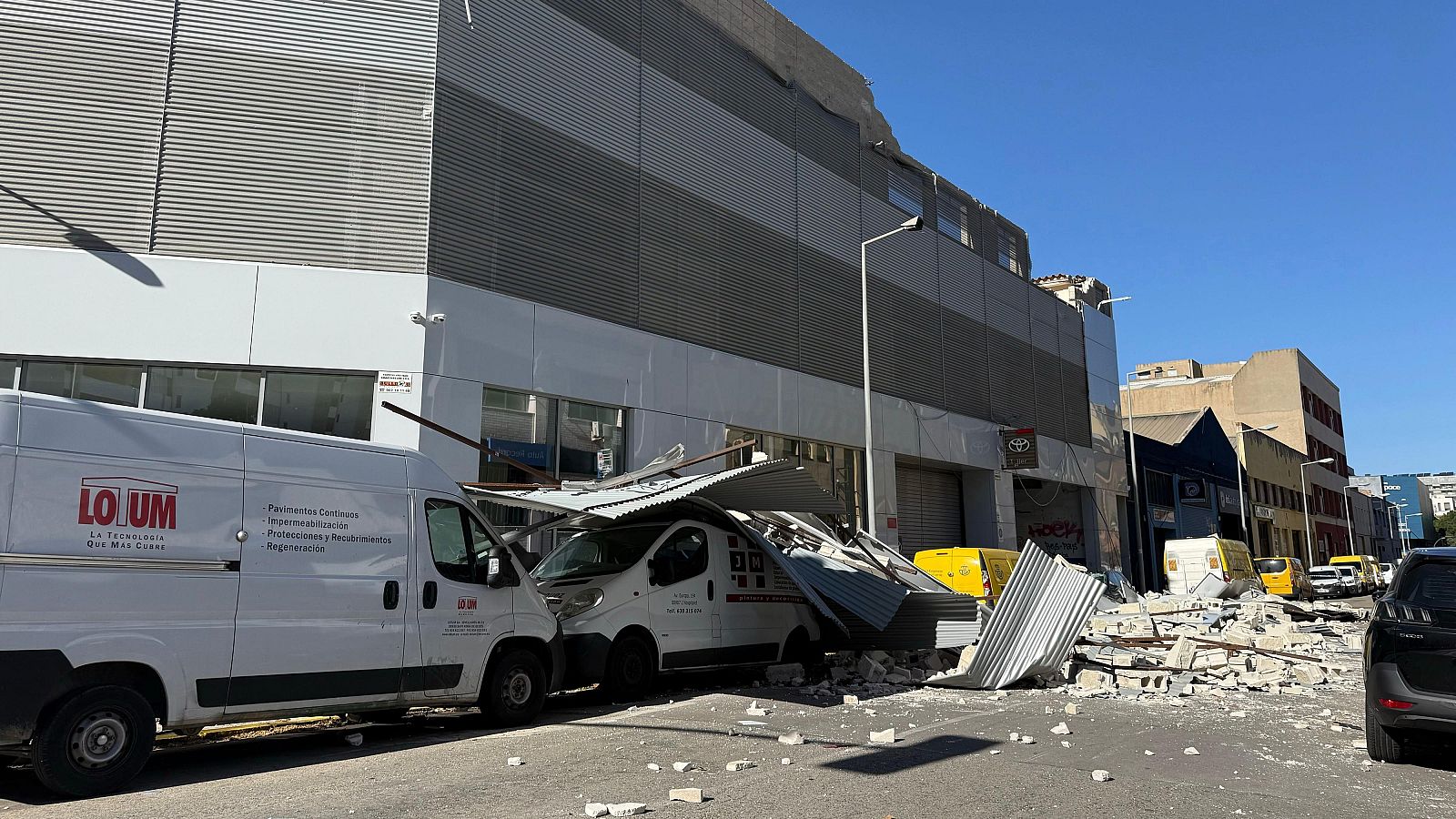 Efectes de la caiguda d'un mur d'un taller a l'Hospitalet de Llobregat.