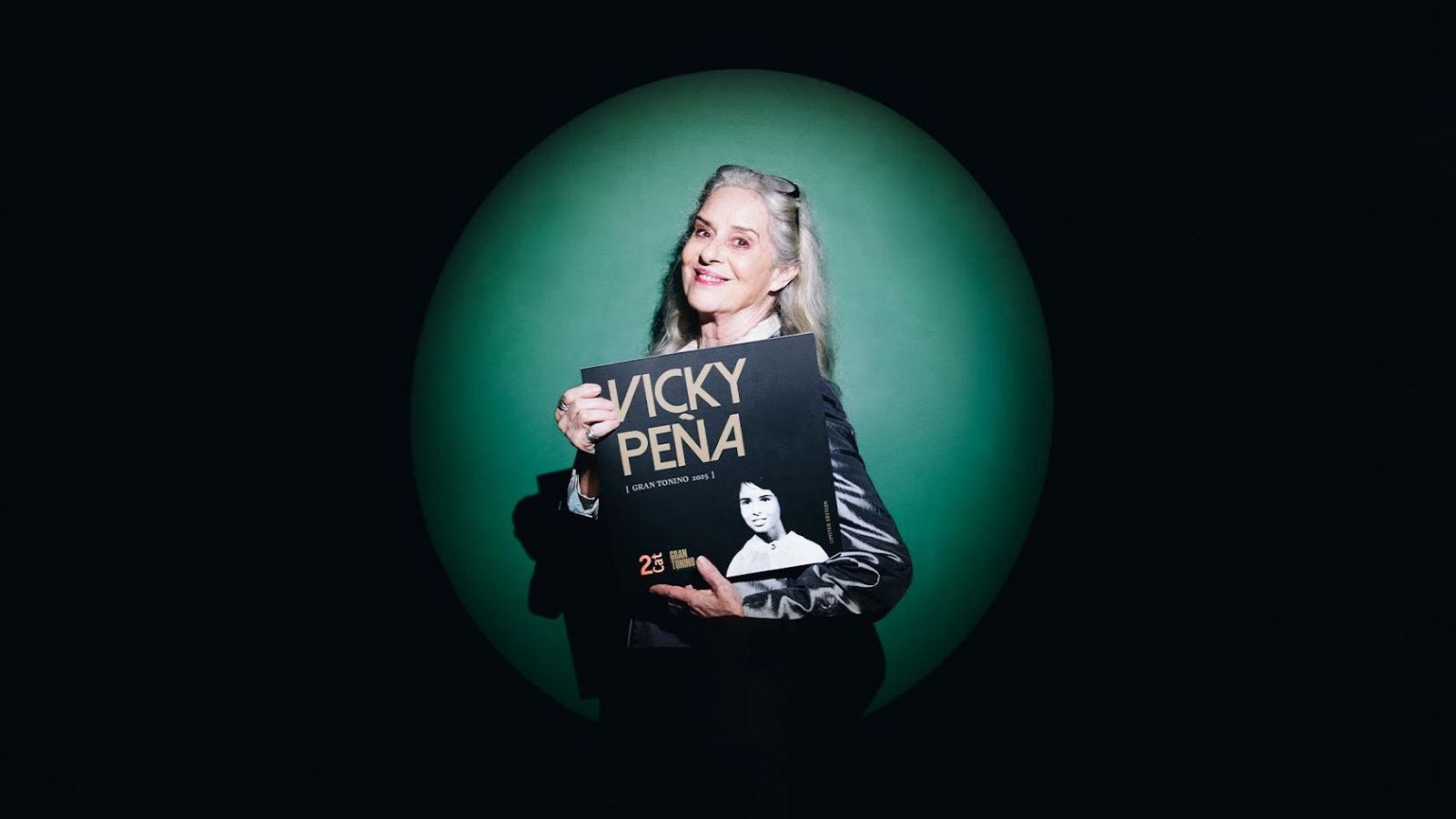 Vicky Peña sosté un disc amb el seu nom i el text "I Gran Tonino Jazz I", celebrant 25 anys. A la portada del disc, una foto en blanc i negre de la mateixa persona de jove.