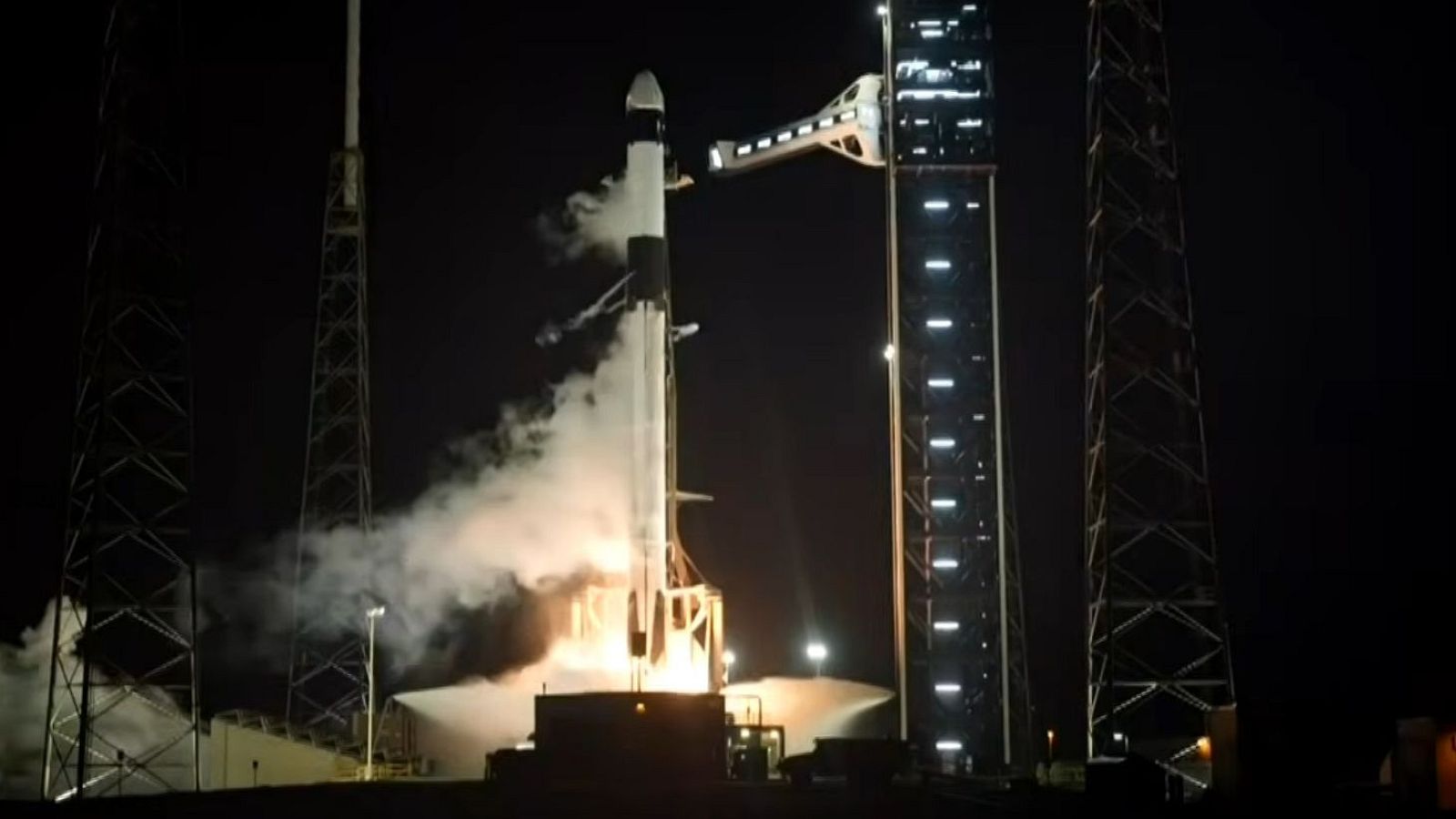 Fotograma del lanzamiento del cohete Falcon con la misión Crew-12.