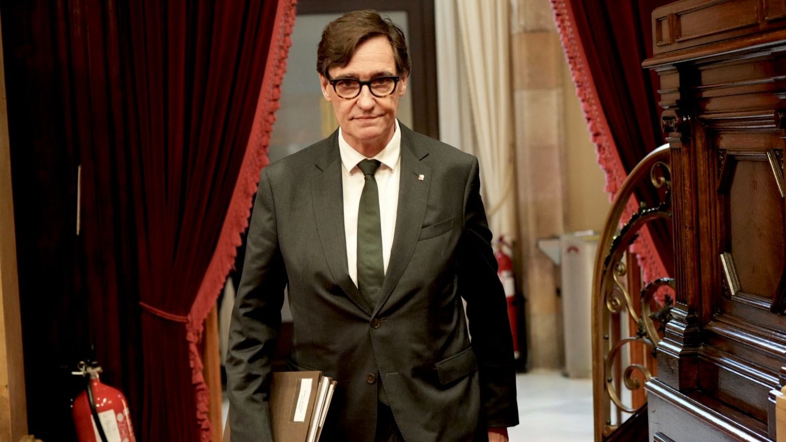 Salvador Illa entrant a l'hemicicle del Parlament de Catalunya