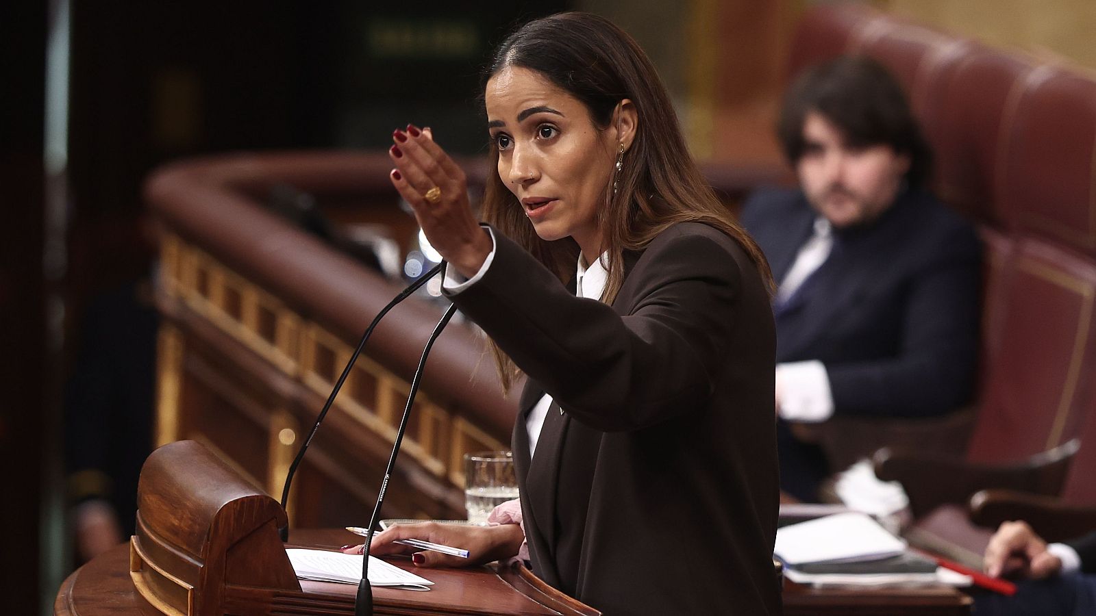 La diputada de Sumar Tesh Sidi interviene durante una sesión de control al Gobierno