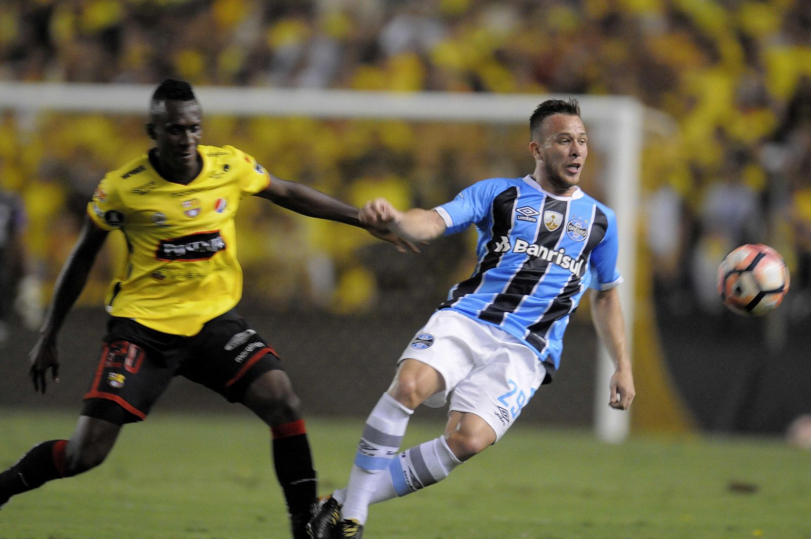 Imagen de archivo del jugador del Gremio de Brasil Arthur (d).