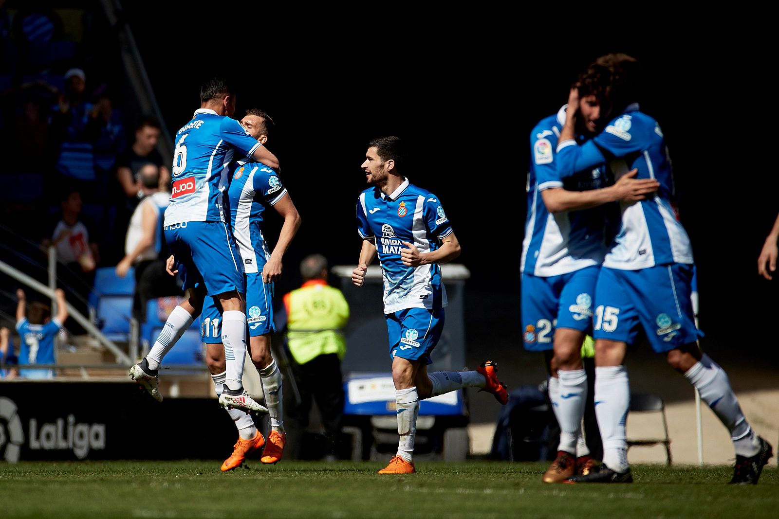 El delantero brasileño del RCD Espanyol Léo Baptistao (2i) celebra con varios compañeros el gol marcado ante la Real Sociedad.