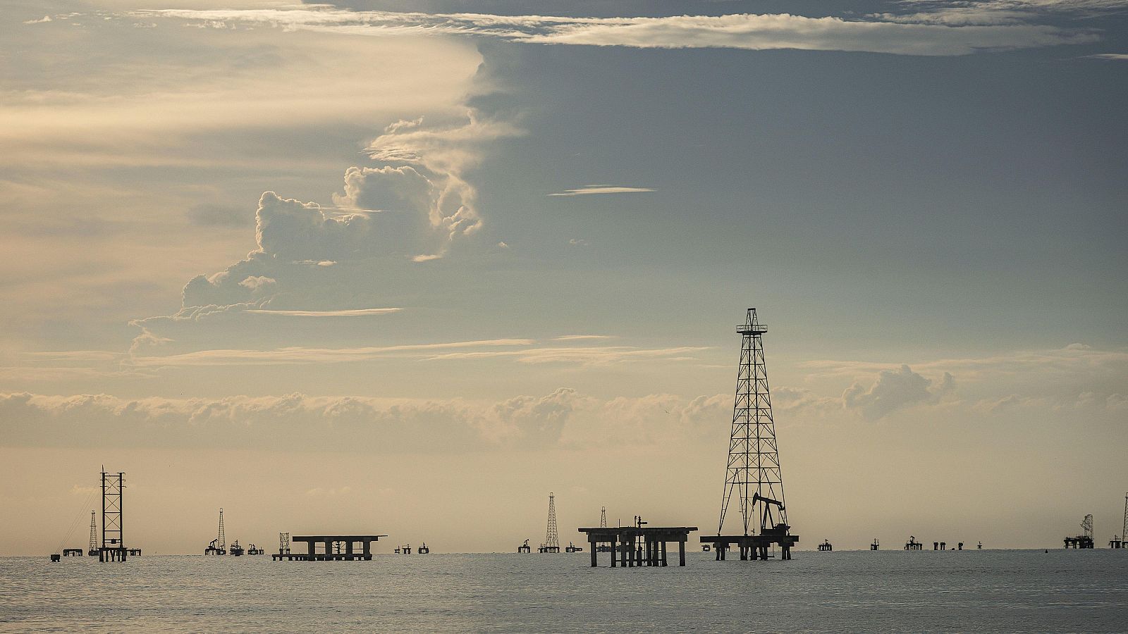 EEUU permite a la española Repsol y otras cuatro compañías a extraer petróleo en Venezuela