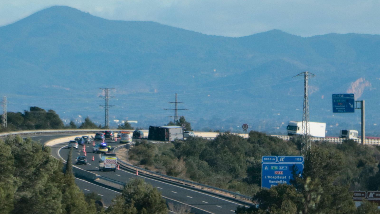 Un camió ha bolcat a l'AP-7 a l'Hospitalet de l'Infant a causa de l'episodi de fort vent   (ACN | Ariadna Escoda)
