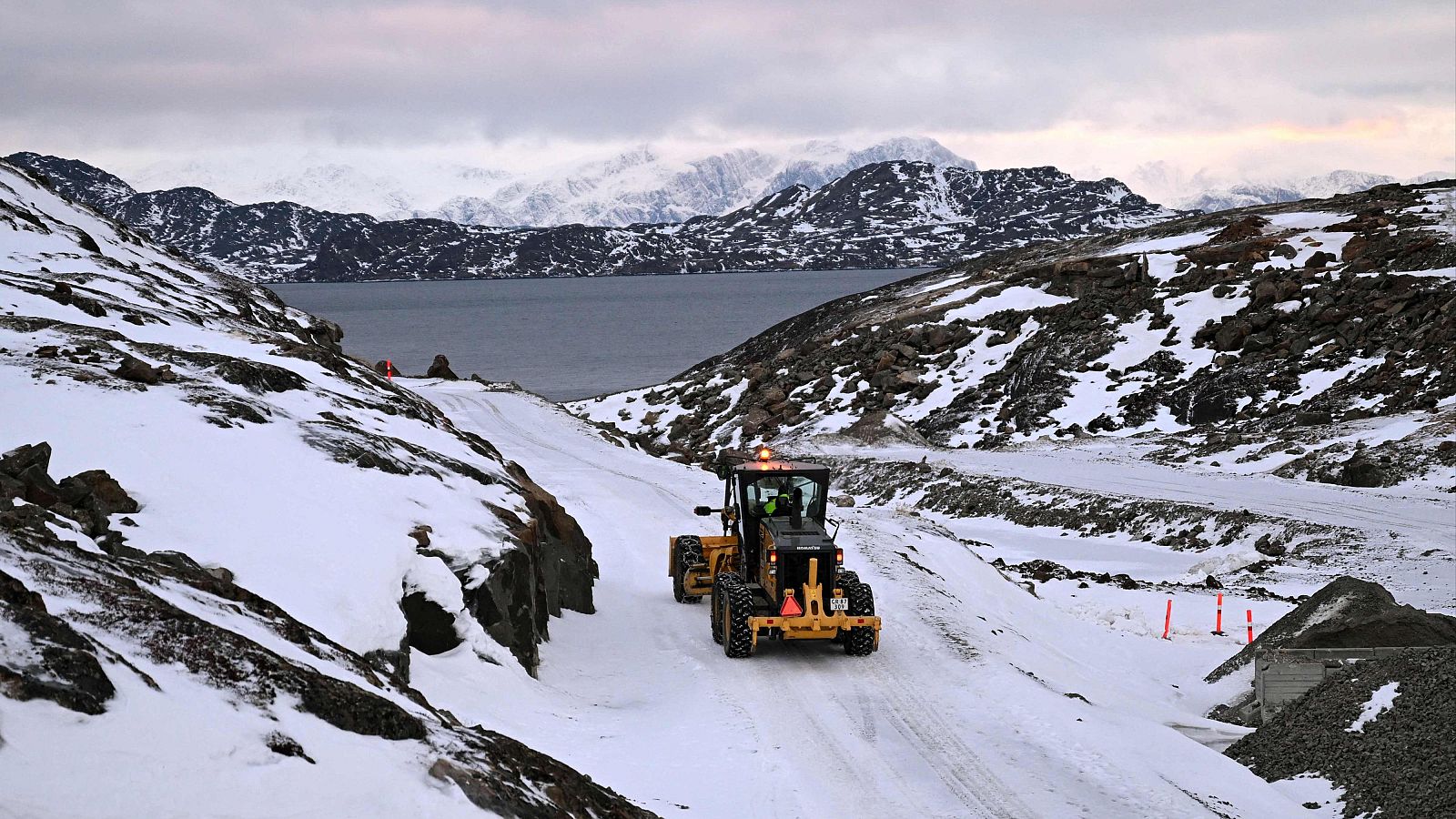 Unos estudiantes practican el manejo de una excavadora de pala en los terrenos de la Escuela de Minerales y Petróleo de Groenlandia, en Sisimiut